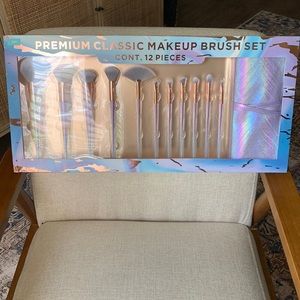 Makeup brush set in unicorn colors!